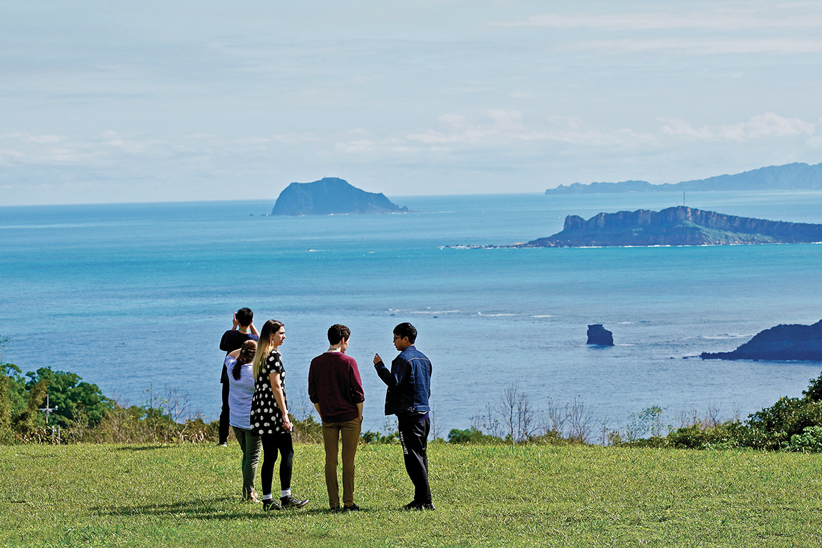 ▲研修班還包括宗教體驗、寺院參訪等，青年學者走入現代佛教的場域親身感受、交流分享。（王育發 攝）